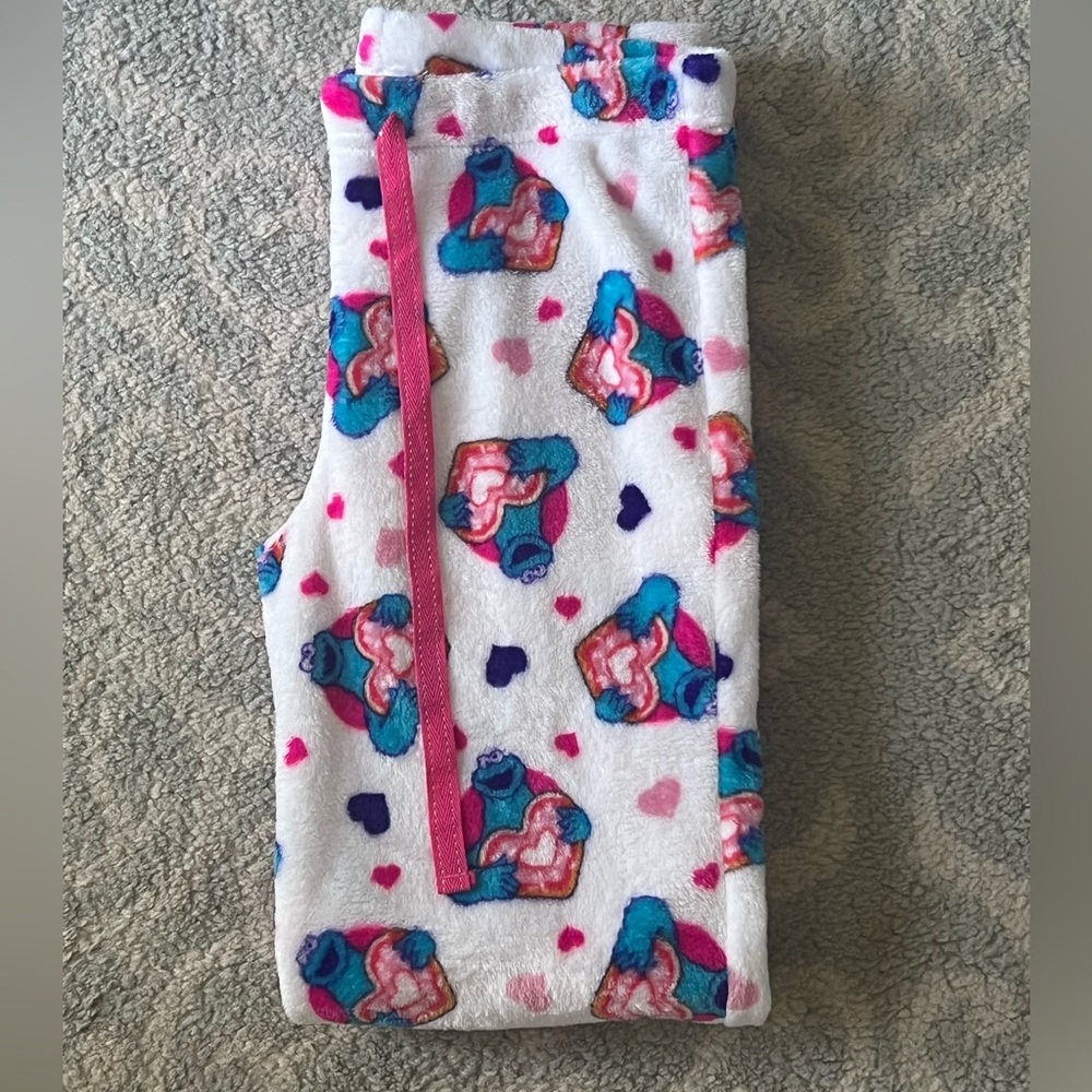 Women’s Sesame Street Cookie Monster Valentine’s Day lounge pajama pants - M